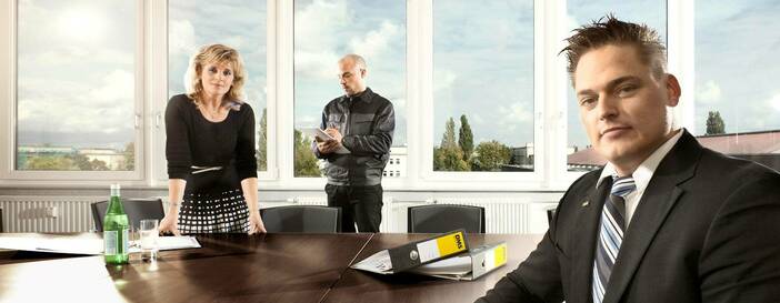 Menschen in Bürosituation