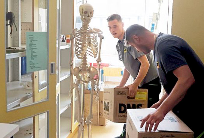 Zwei Männer bei Verpackungsarbeiten